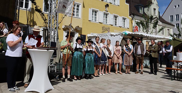 Claudia Westner, Vorsitzende des Erzeugerverbands Südbayern begrüsste die Gäse auf dem Schrobenhausener Spargelfest (©Foto.Martin Schmitz)